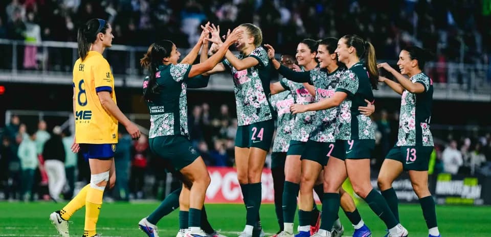 Celebración de gol del equipo femenino en el partido Celebración de gol del equipo femenino en el partido