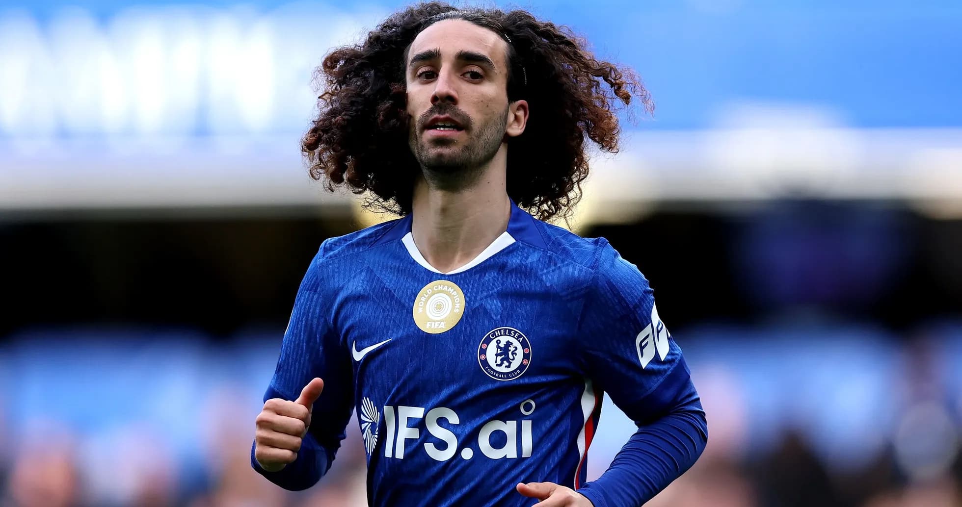 Jugador de Chelsea corriendo en el campo de juego Jugador de Chelsea corriendo en el campo de juego