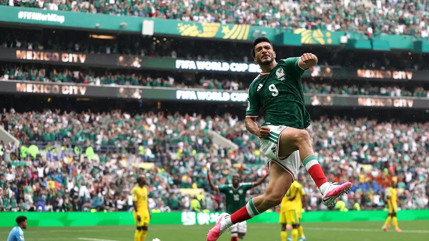 Jugador mexicano celebra un gol en el Mundial Jugador mexicano celebra un gol en el Mundial