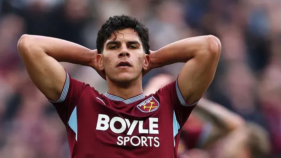 Jugador de West Ham con expresión de frustración Jugador de West Ham con expresión de frustración
