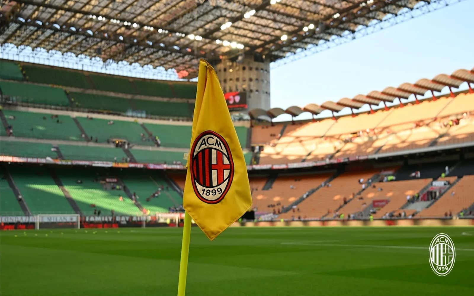 Esquina del campo en San Siro con bandera de AC Milan Esquina del campo en San Siro con bandera de AC Milan
