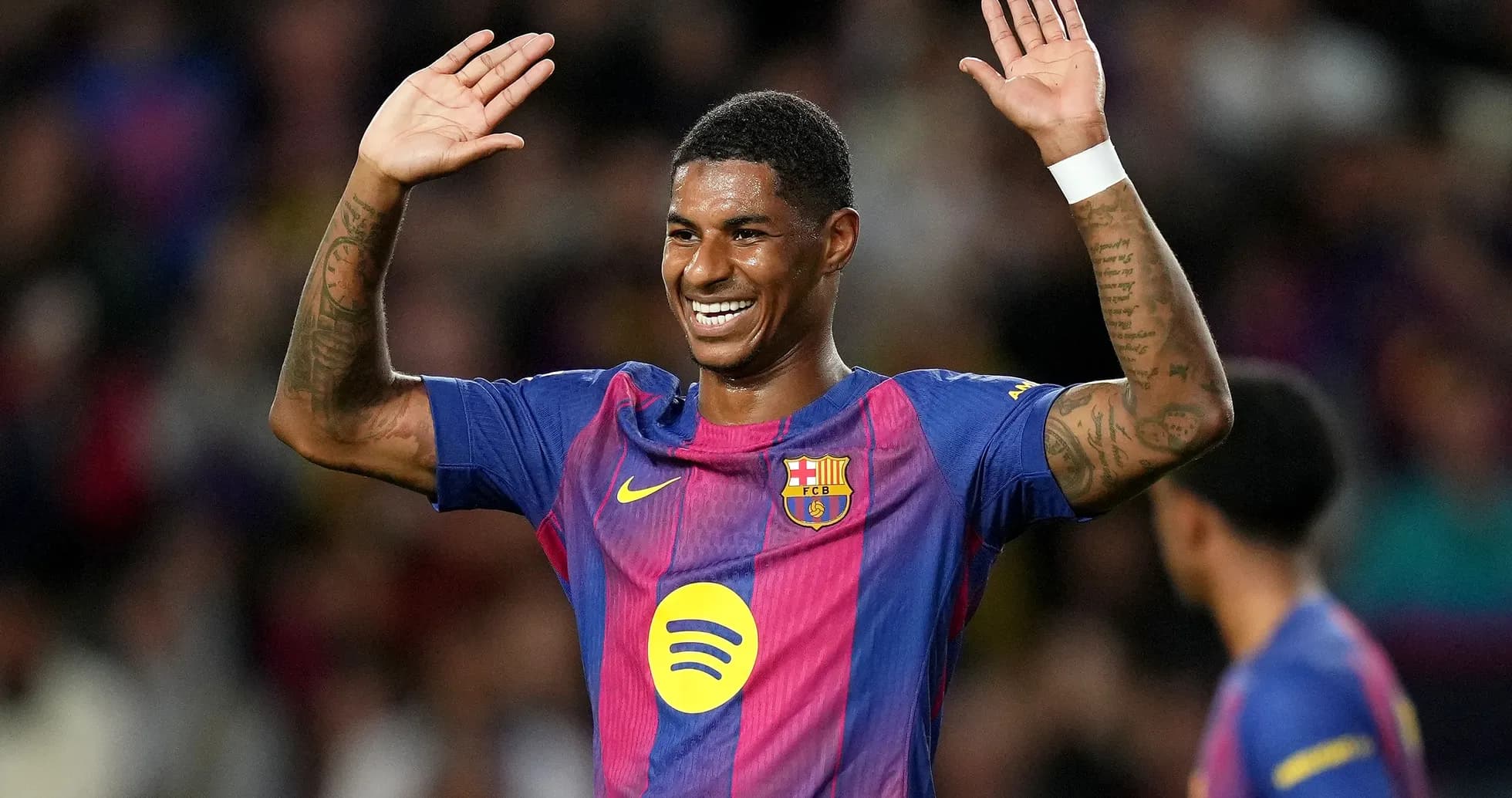 Jugador de Barcelona saludando al público en el estadio Jugador de Barcelona saludando al público en el estadio