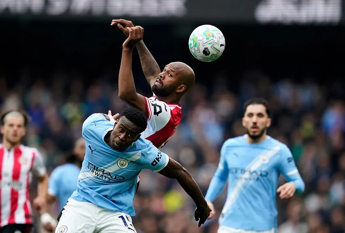 Jugador de Manchester City disputa el balón Jugador de Manchester City disputa el balón