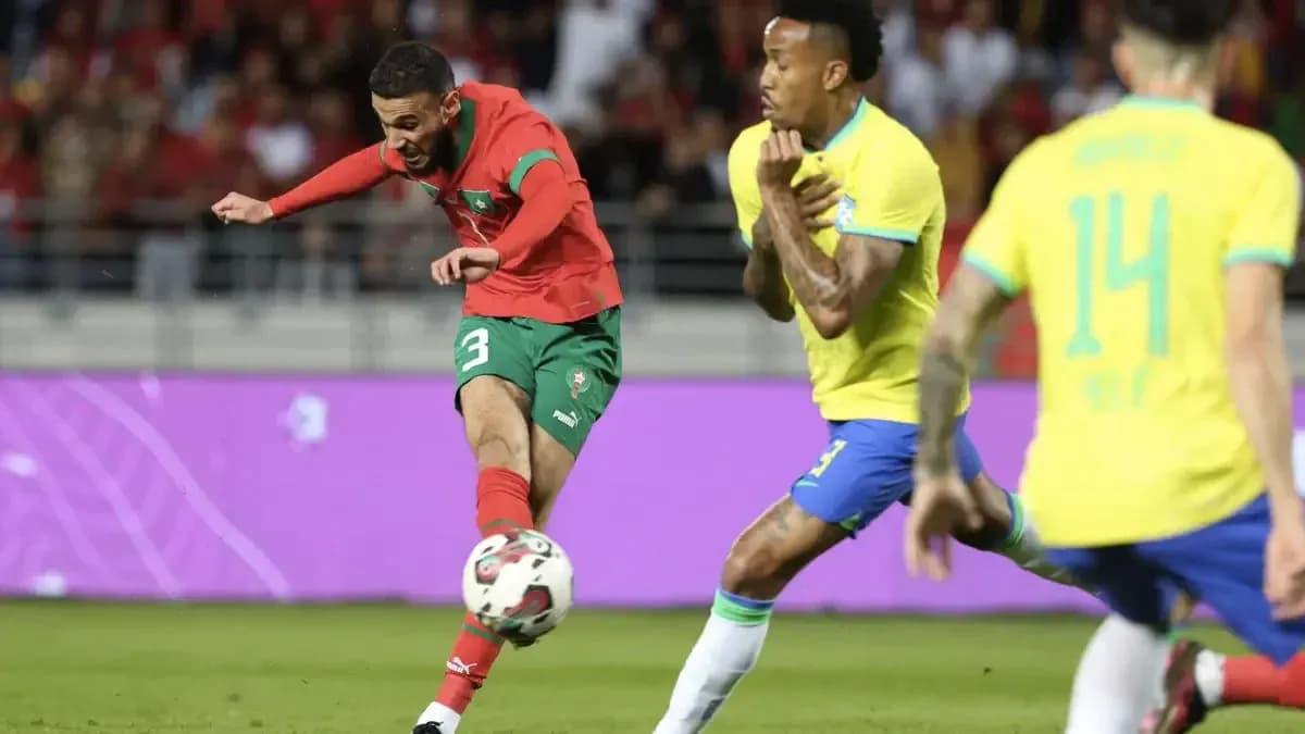 Jugador de Marruecos disparando contra Brasil Jugador de Marruecos disparando contra Brasil