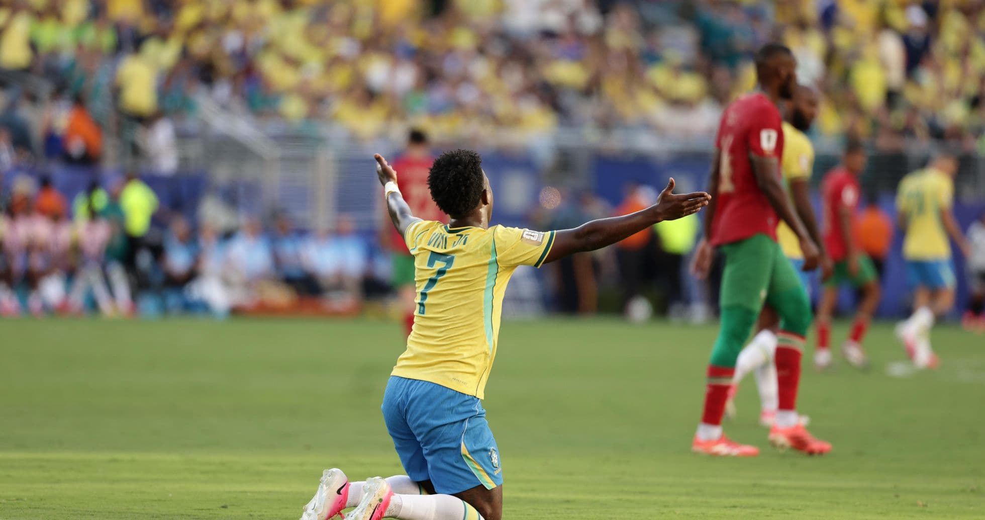 Jugador brasileño arrodillado en el campo Jugador brasileño arrodillado en el campo