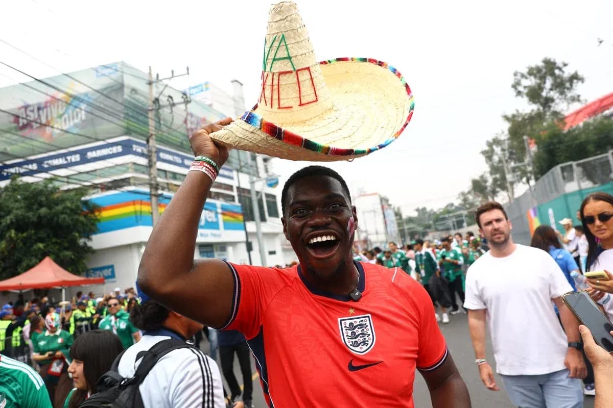 Hincha con sombrero celebrando en la calle Hincha con sombrero celebrando en la calle