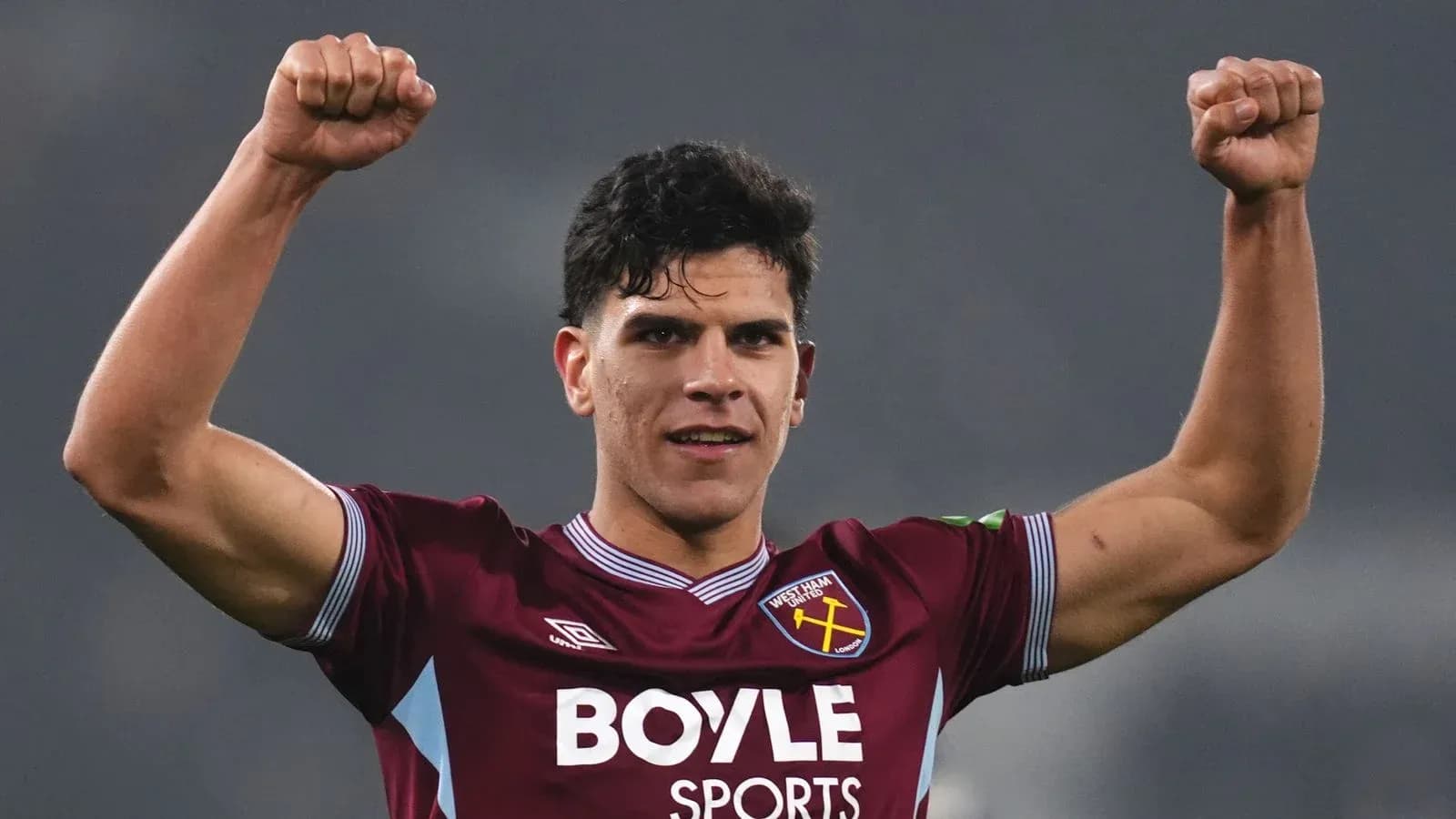 Jugador de West Ham celebrando con los brazos en alto Jugador de West Ham celebrando con los brazos en alto
