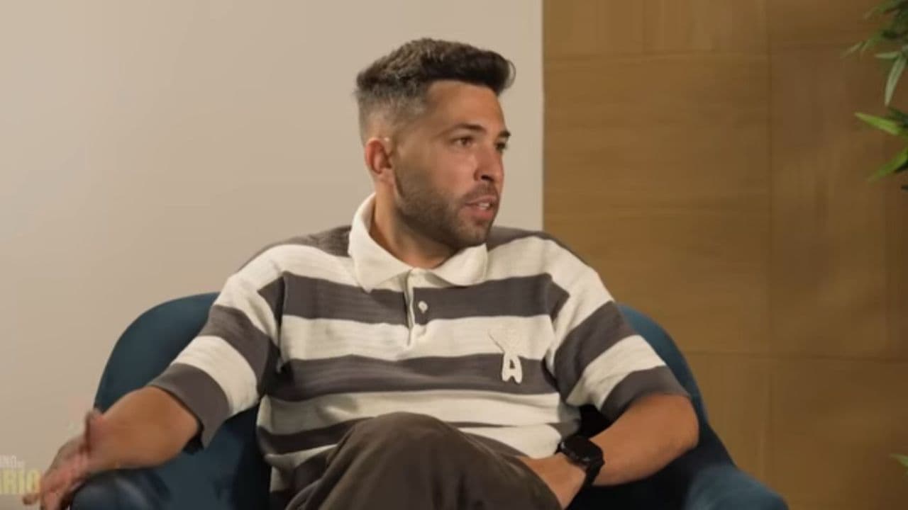 Hombre hablando durante una entrevista en un sofá Hombre hablando durante una entrevista en un sofá