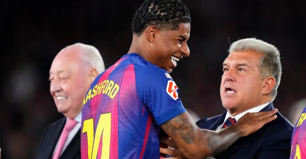 Jugador sonriendo mientras interactúa con directivos Jugador sonriendo mientras interactúa con directivos