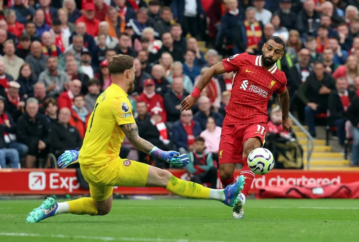 Jugador de Liverpool esquivando al portero de Brentford Jugador de Liverpool esquivando al portero de Brentford