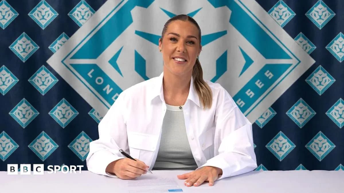 Jugadora firmando contrato en mesa con fondo de equipo Jugadora firmando contrato en mesa con fondo de equipo