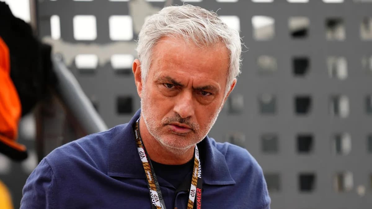 Entrenador en un evento deportivo con mirada seria Entrenador en un evento deportivo con mirada seria