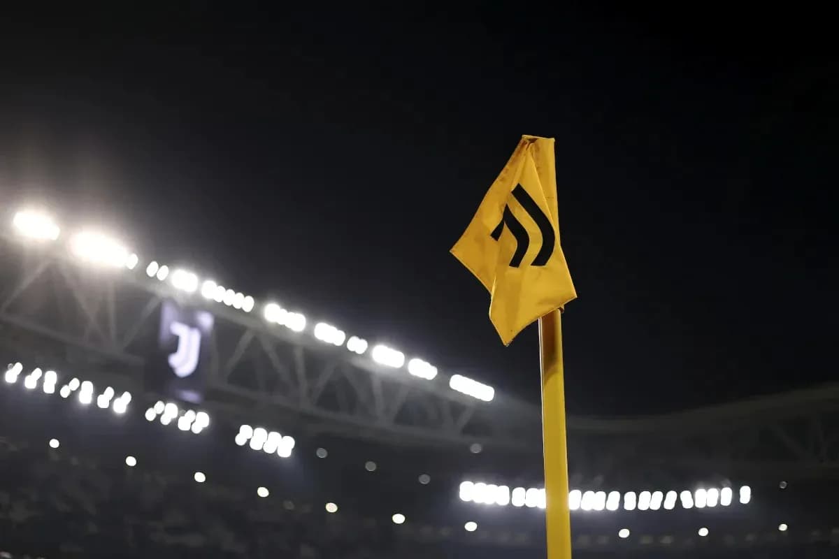 Bandera amarilla de córner en estadio de fútbol Bandera amarilla de córner en estadio de fútbol