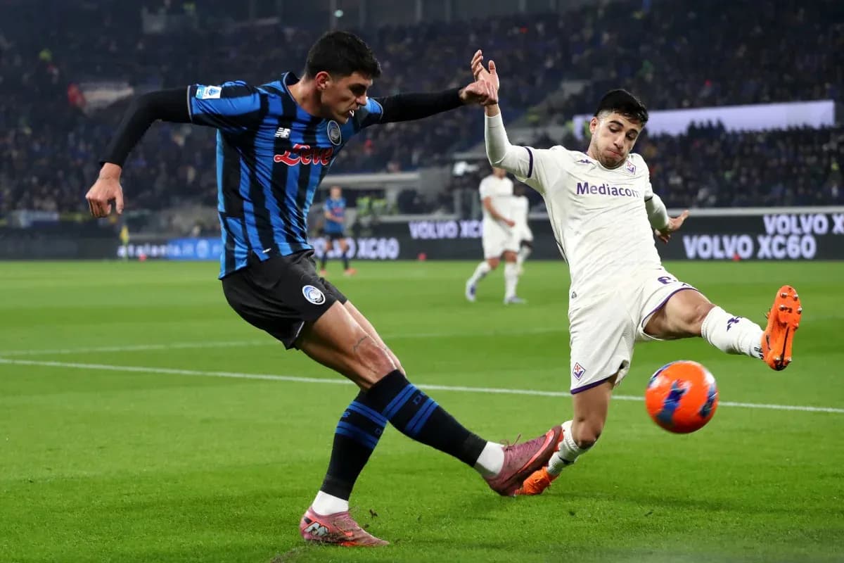 Jugador de Atalanta en acción contra Fiorentina Jugador de Atalanta en acción contra Fiorentina