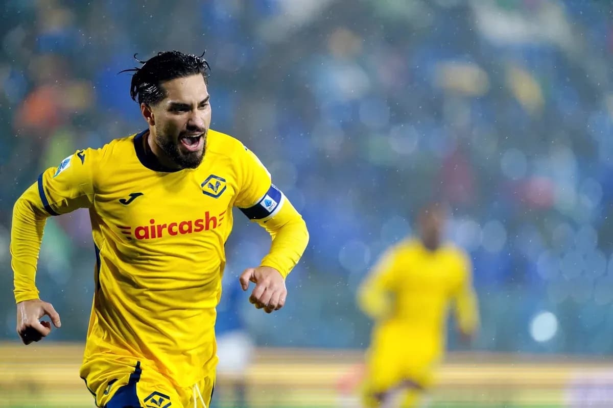 Jugador de Como celebrando un gol en lluvia Jugador de Como celebrando un gol en lluvia