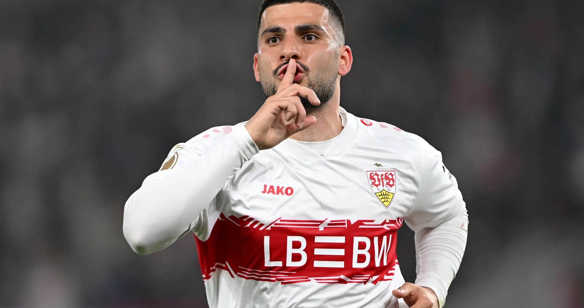 Jugador de Stuttgart haciendo gesto de silencio tras gol Jugador de Stuttgart haciendo gesto de silencio tras gol