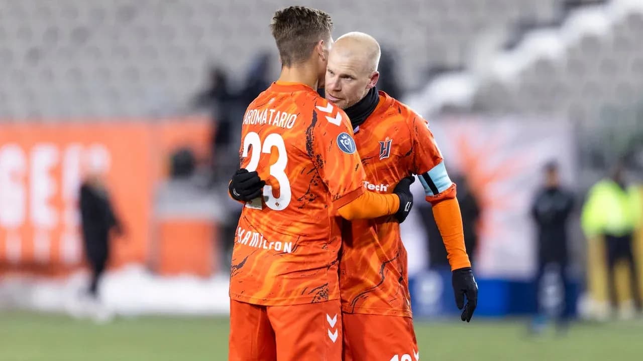 Dos jugadores abrazándose en el campo de fútbol Dos jugadores abrazándose en el campo de fútbol