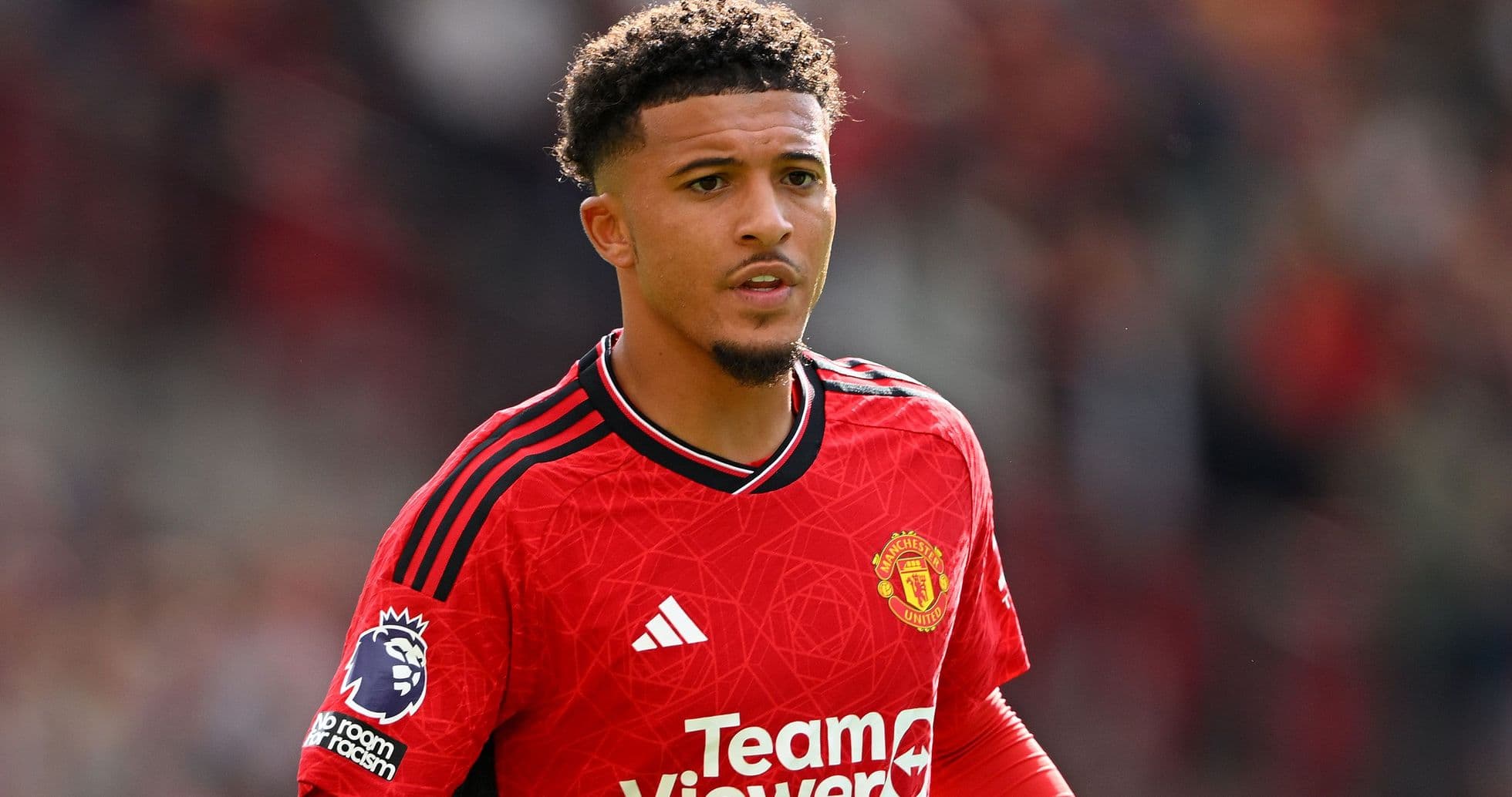 Jugador de Manchester United en uniforme rojo Jugador de Manchester United en uniforme rojo