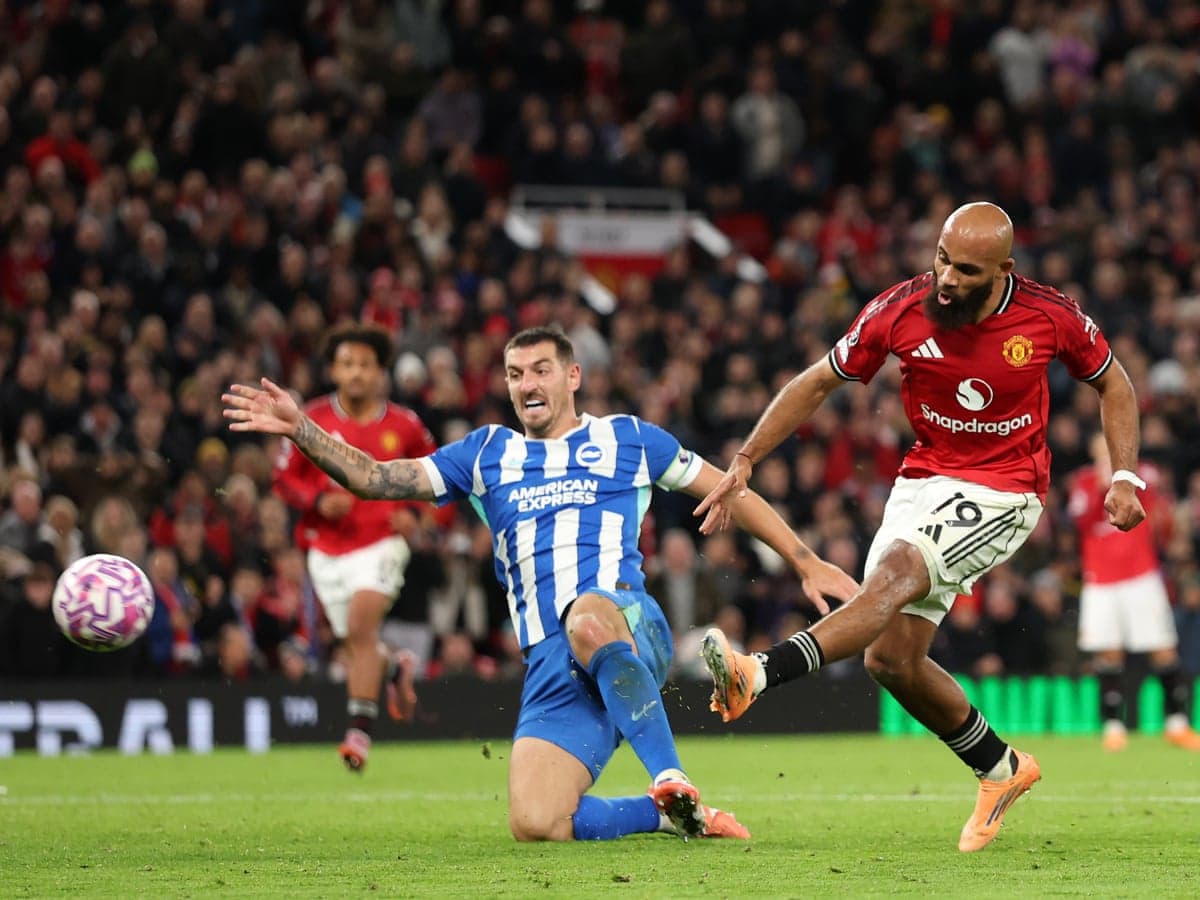 Jugador de Brighton derrapando en el partido Jugador de Brighton derrapando en el partido
