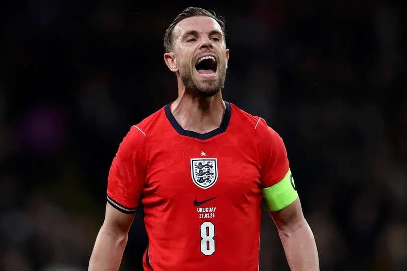 Jugador de Inglaterra gritando en partido de fútbol Jugador de Inglaterra gritando en partido de fútbol