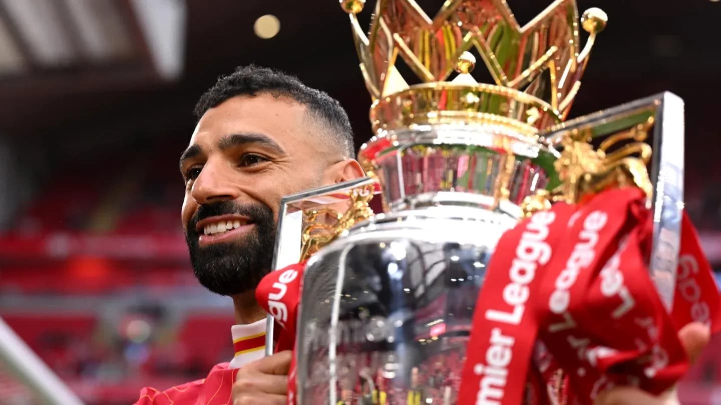 Jugador levantando el trofeo de la Premier League Jugador levantando el trofeo de la Premier League