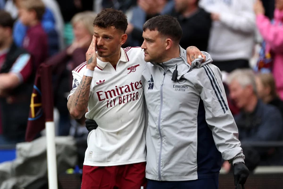 Jugador de Arsenal siendo asistido por el personal médico Jugador de Arsenal siendo asistido por el personal médico
