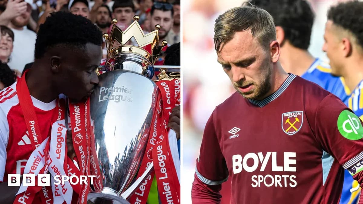 Jugador celebrando con trofeo de Premier League y otro decepcionado Jugador celebrando con trofeo de Premier League y otro decepcionado
