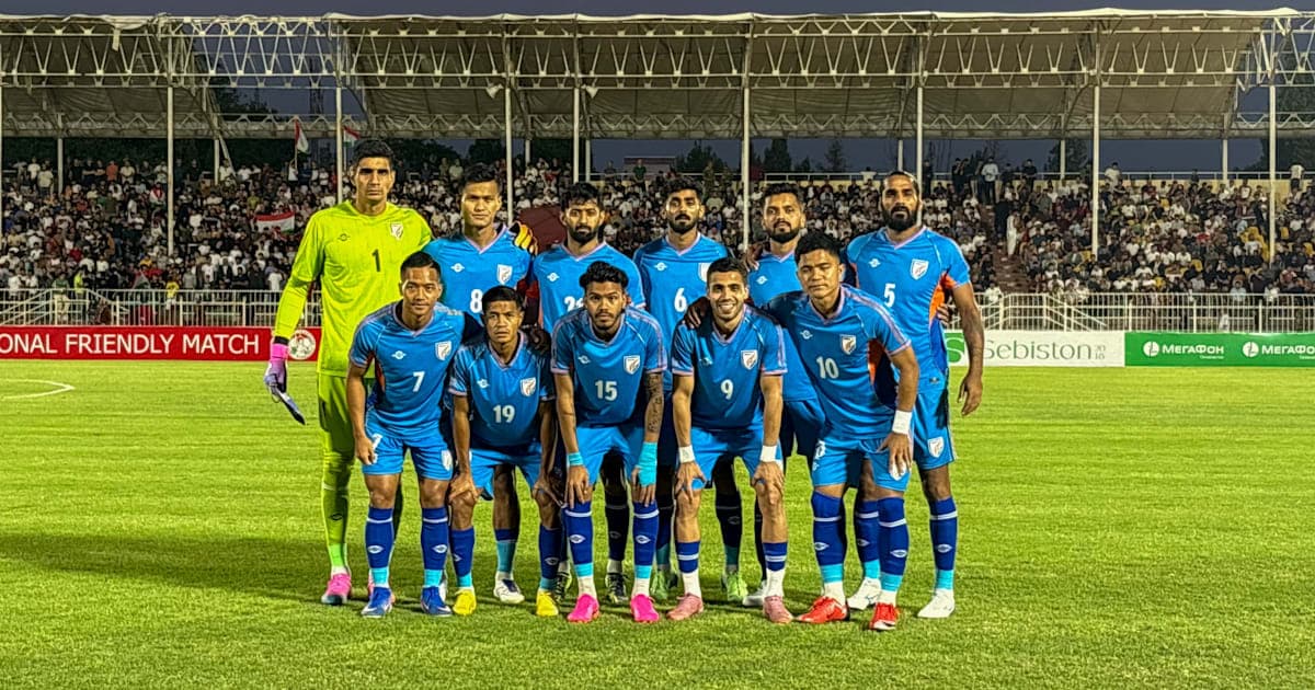 Equipo de fútbol posando en el campo antes del partido Equipo de fútbol posando en el campo antes del partido