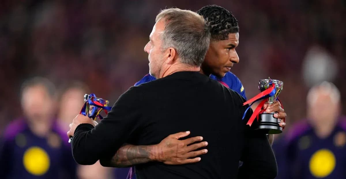 Entrenador abrazando a jugador con trofeos en mano Entrenador abrazando a jugador con trofeos en mano