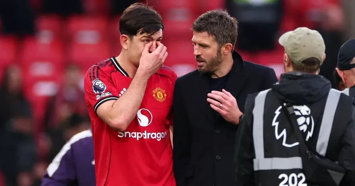 Jugador de Manchester United conversando con el entrenador Jugador de Manchester United conversando con el entrenador