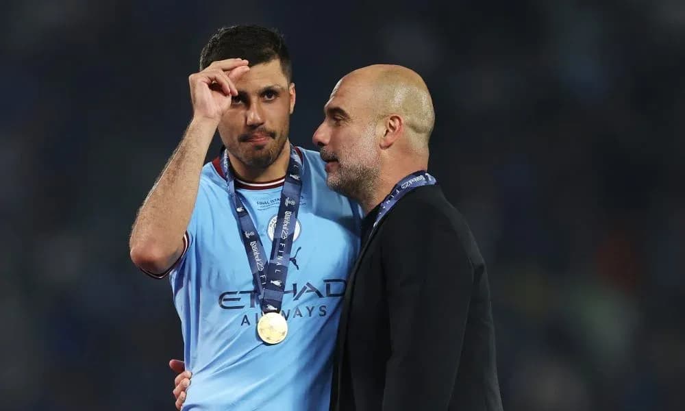 Jugador y entrenador celebrando con medallas tras partido Jugador y entrenador celebrando con medallas tras partido