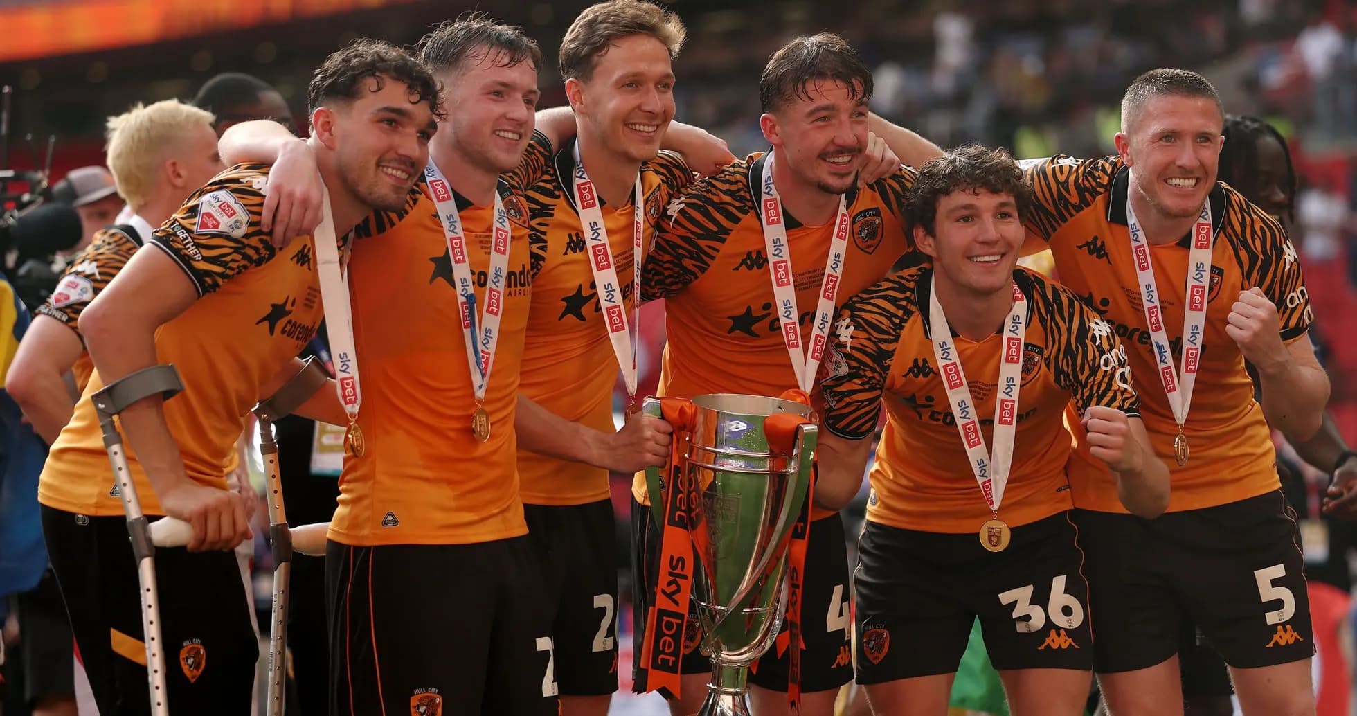 Jugadores de Hull City celebrando con el trofeo Jugadores de Hull City celebrando con el trofeo