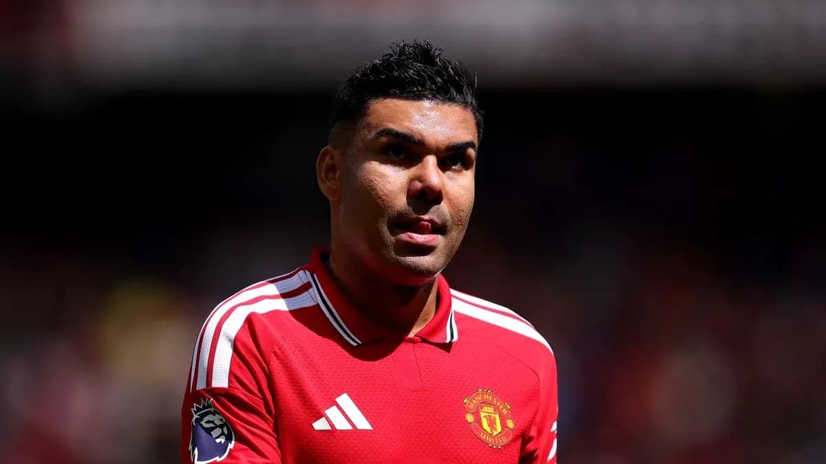 Jugador de Manchester United caminando por el campo Jugador de Manchester United caminando por el campo