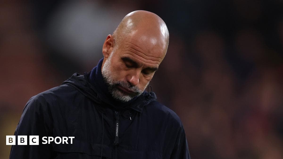 Entrenador mirando hacia abajo durante el partido Entrenador mirando hacia abajo durante el partido