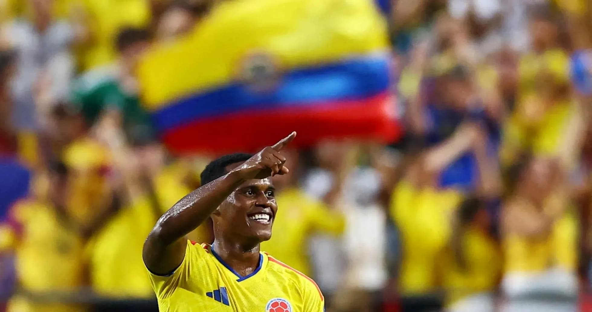 Jugador colombiano celebrando con aficionados en el estadio Jugador colombiano celebrando con aficionados en el estadio