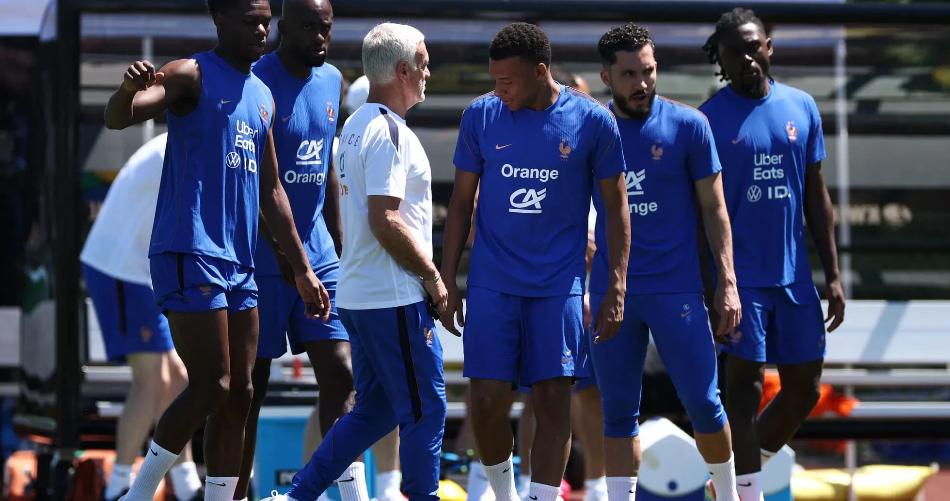 Jugadores de Francia entrenando con el entrenador Jugadores de Francia entrenando con el entrenador