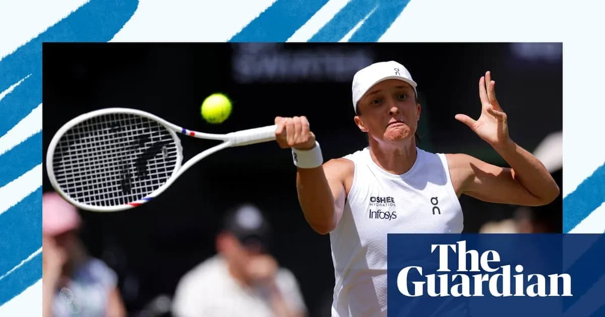 Jugadora de tenis golpeando la pelota en el aire Jugadora de tenis golpeando la pelota en el aire