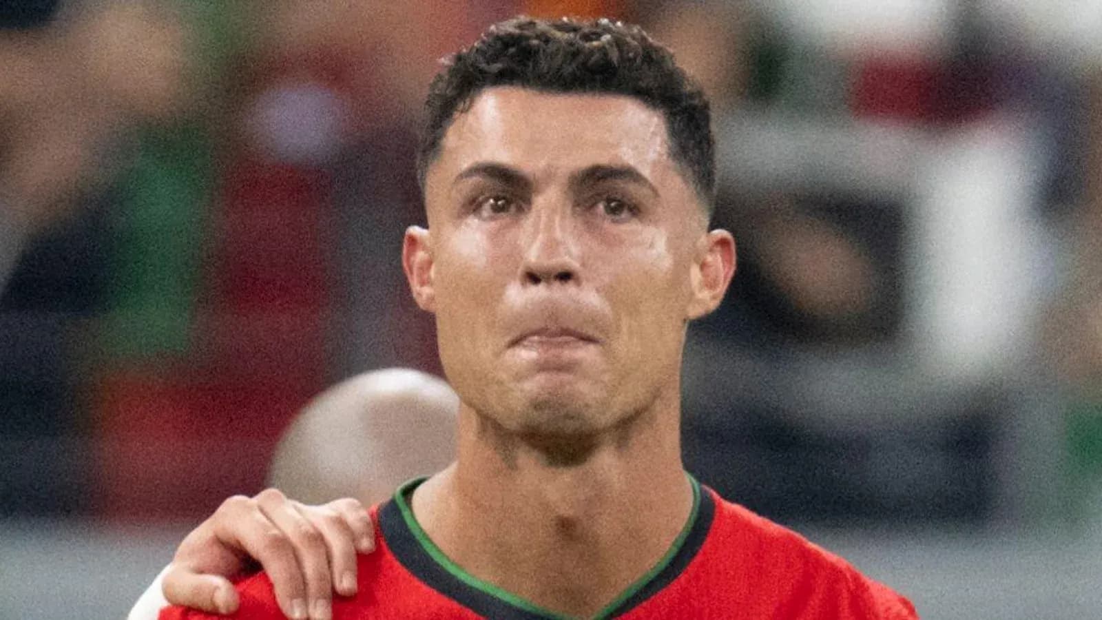Jugador de Portugal en el campo tras el partido Jugador de Portugal en el campo tras el partido