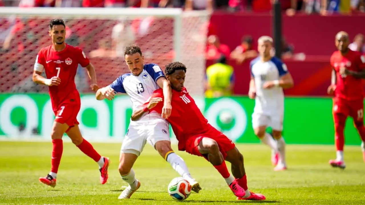 Jugador de Canadá compitiendo con jugador de Bosnia Jugador de Canadá compitiendo con jugador de Bosnia