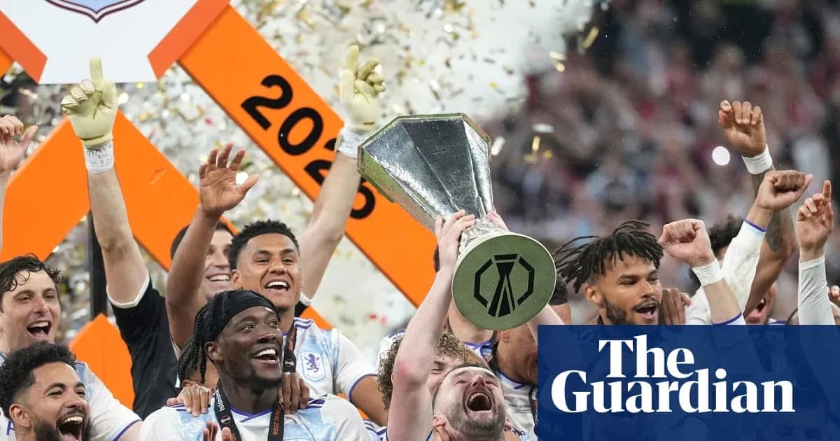 Jugadores levantando el trofeo tras la victoria Jugadores levantando el trofeo tras la victoria