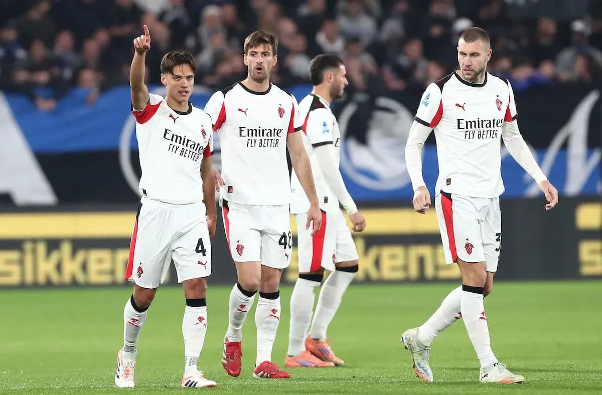 Jugadores de AC Milan celebrando un gol Jugadores de AC Milan celebrando un gol
