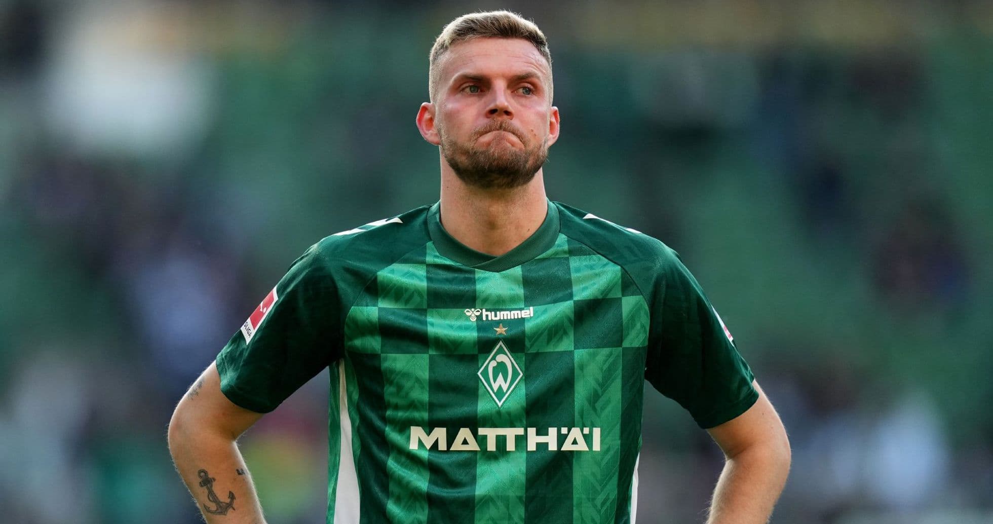 Jugador de Werder Bremen en uniforme verde durante partido Jugador de Werder Bremen en uniforme verde durante partido