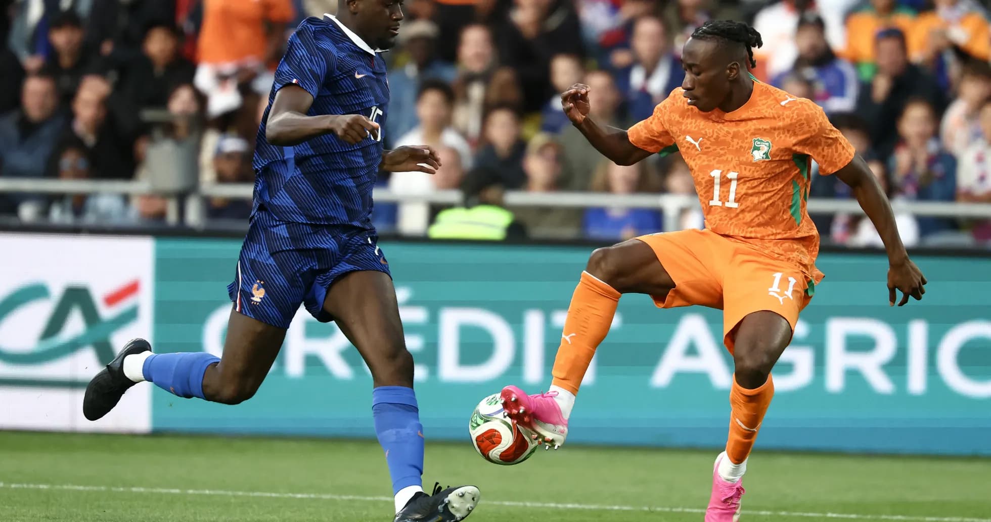Jugadores de Francia y Costa de Marfil en acción Jugadores de Francia y Costa de Marfil en acción