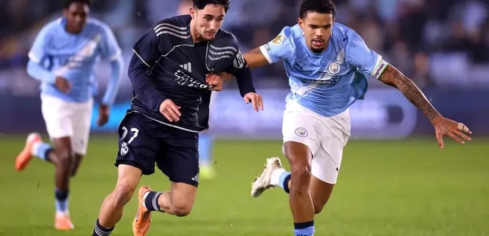 Jugador de Real Madrid persiguiendo balón ante Manchester City Jugador de Real Madrid persiguiendo balón ante Manchester City