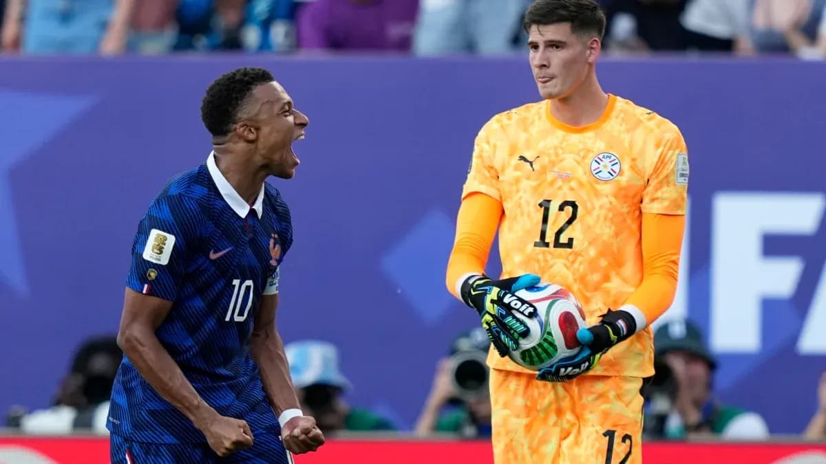 Jugador de Francia celebrando mientras portero paraguayo sostiene balón Jugador de Francia celebrando mientras portero paraguayo sostiene balón