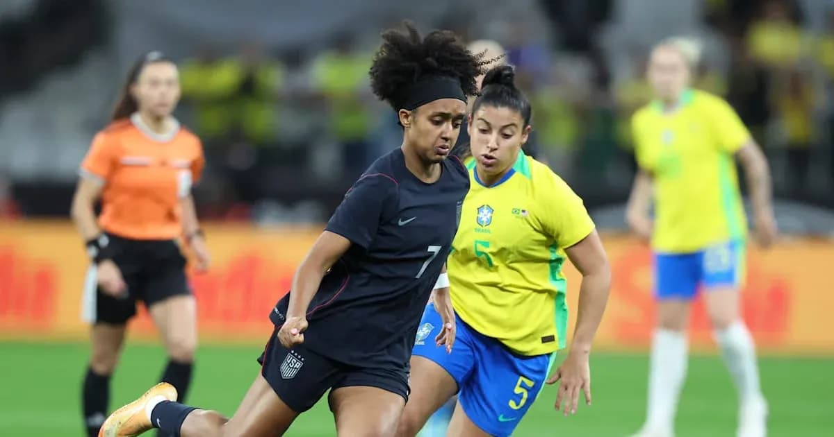 Jugadora de EE. UU. driblando ante defensora de Brasil Jugadora de EE. UU. driblando ante defensora de Brasil