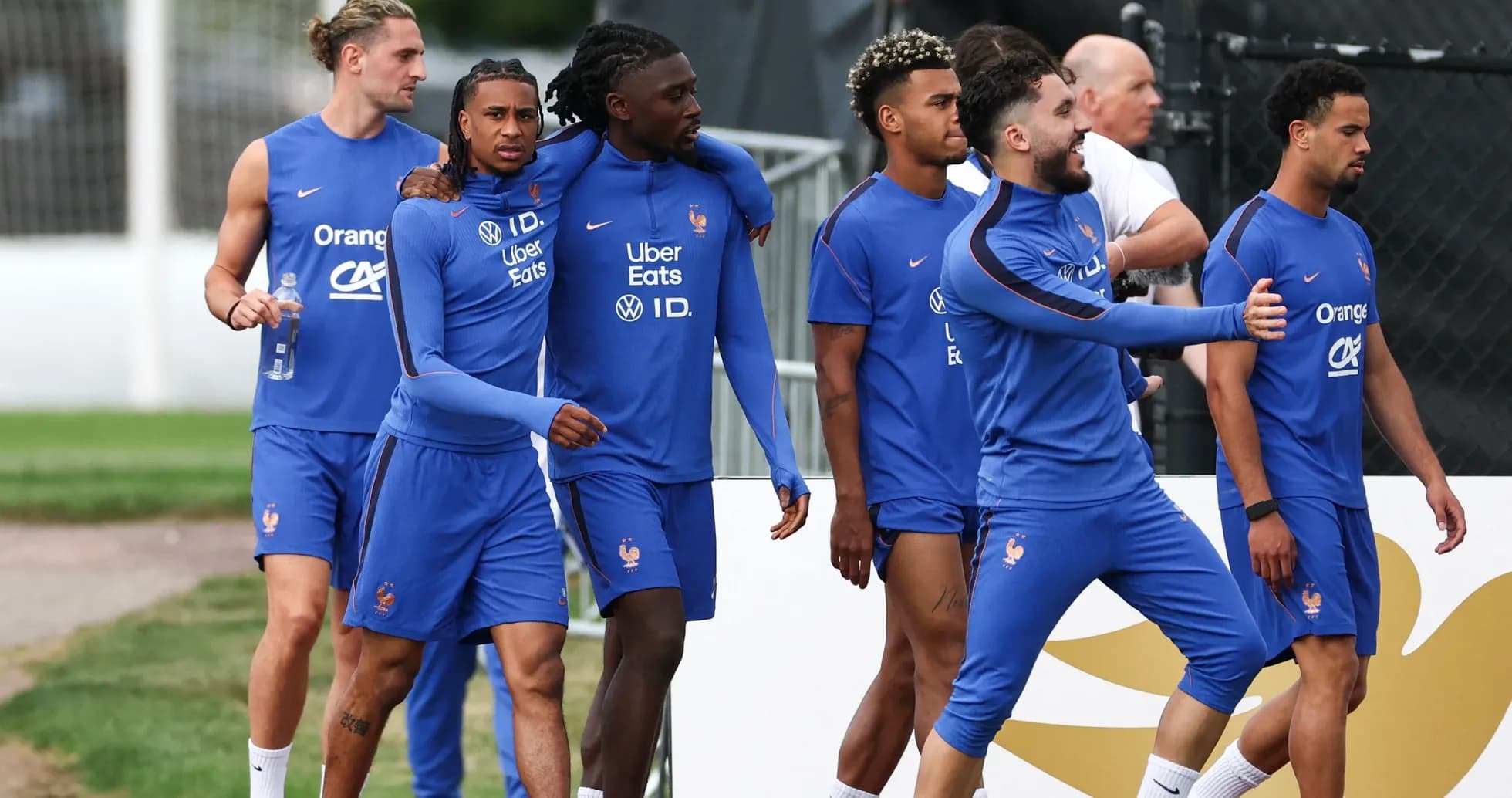 Jugadores de Francia caminando durante entrenamiento Jugadores de Francia caminando durante entrenamiento