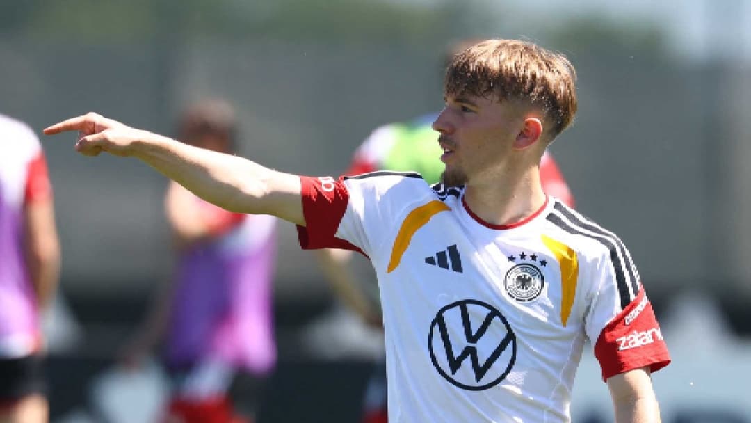 Jugador de Alemania señalando durante sesión de entrenamiento Jugador de Alemania señalando durante sesión de entrenamiento