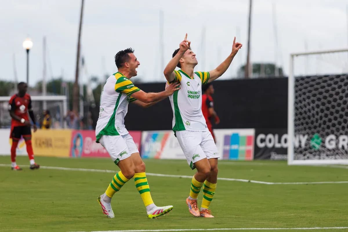 Jugadores celebrando un gol en el partido Jugadores celebrando un gol en el partido