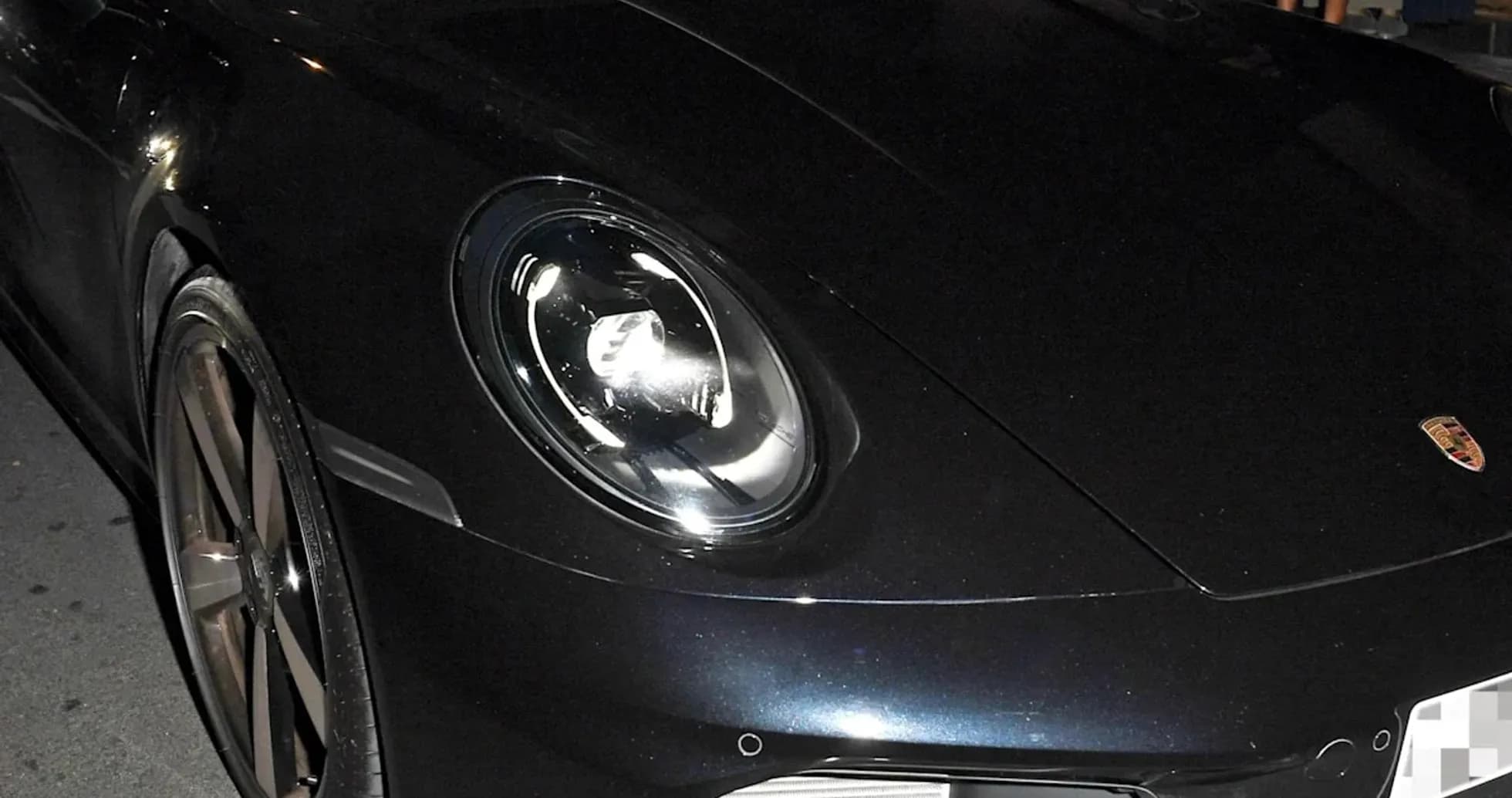 Dos personas dentro de un Porsche en la calle Dos personas dentro de un Porsche en la calle